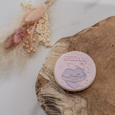 Wil je iemand een hart onder de riem steken met iets liefs én lekkers? Shop dan nu deze fondantstempel met een hart onder de riem!